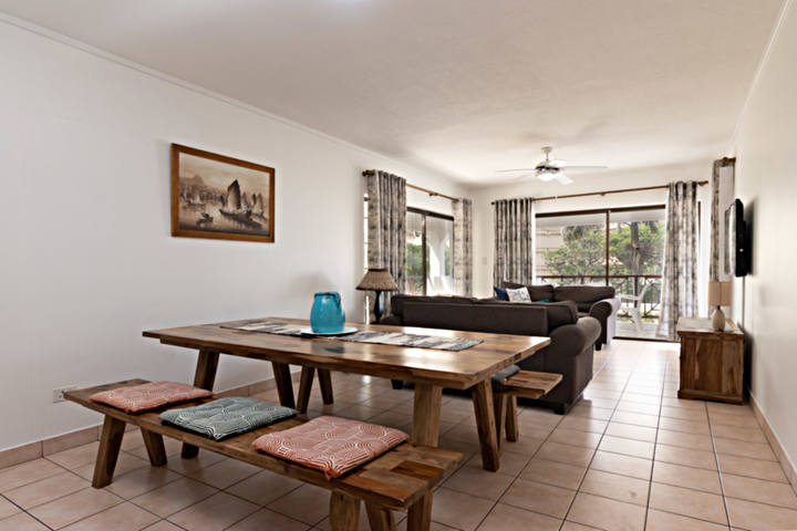 La Pirogue 1 Dining area